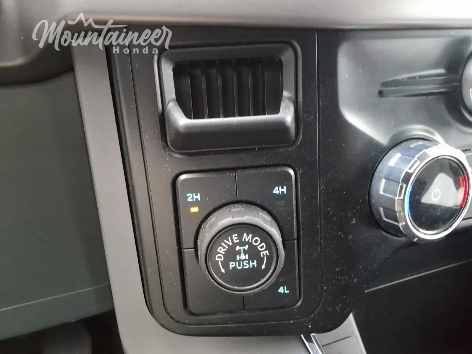 Used 2024 Atlas Blue Ford XLT image 30