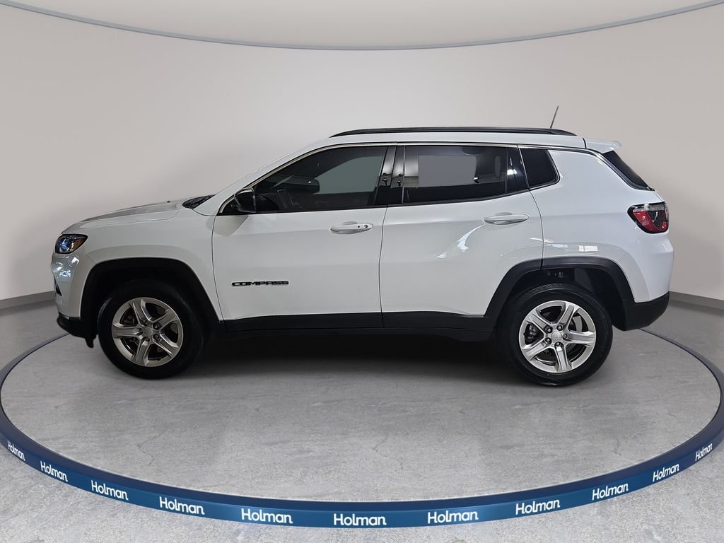Used 2024 White Jeep Latitude image 9