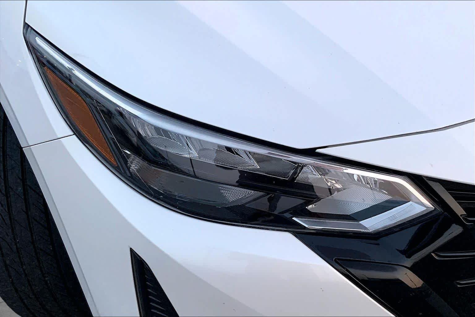 Used 2025 Aspen White Tricoat/Super Black Nissan SR image 25