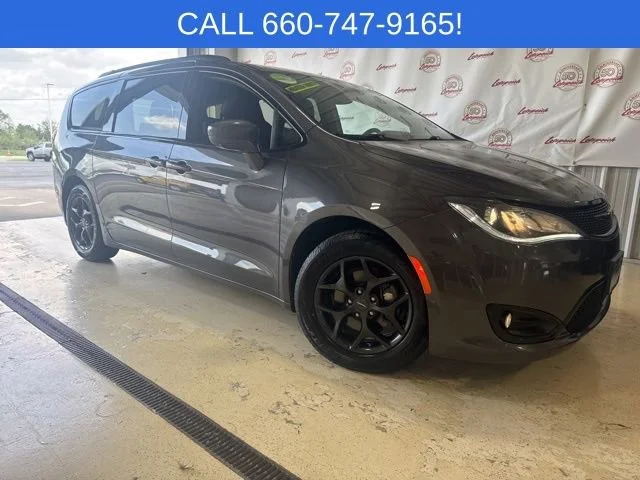 Used 2019 Chrysler Pacifica Touring L with VIN 2C4RC1BG2KR706216 for sale in Kansas City