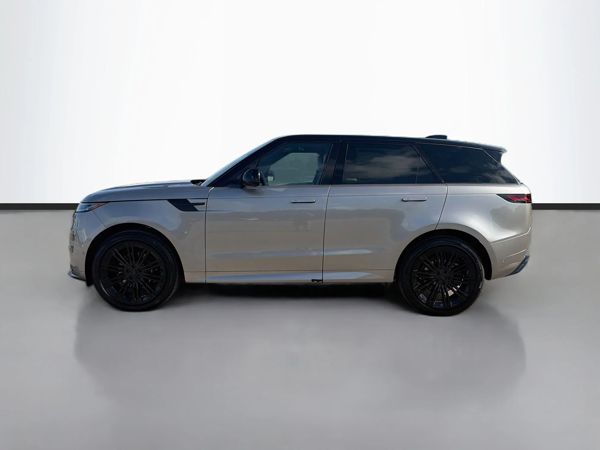 New 2026 Flux Silver Ultra Mettalic Gloss Land Rover Dynamic SE image 2