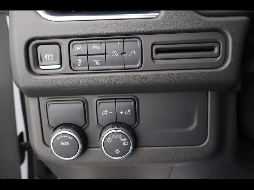 Used 2022 White Chevrolet RST image 25