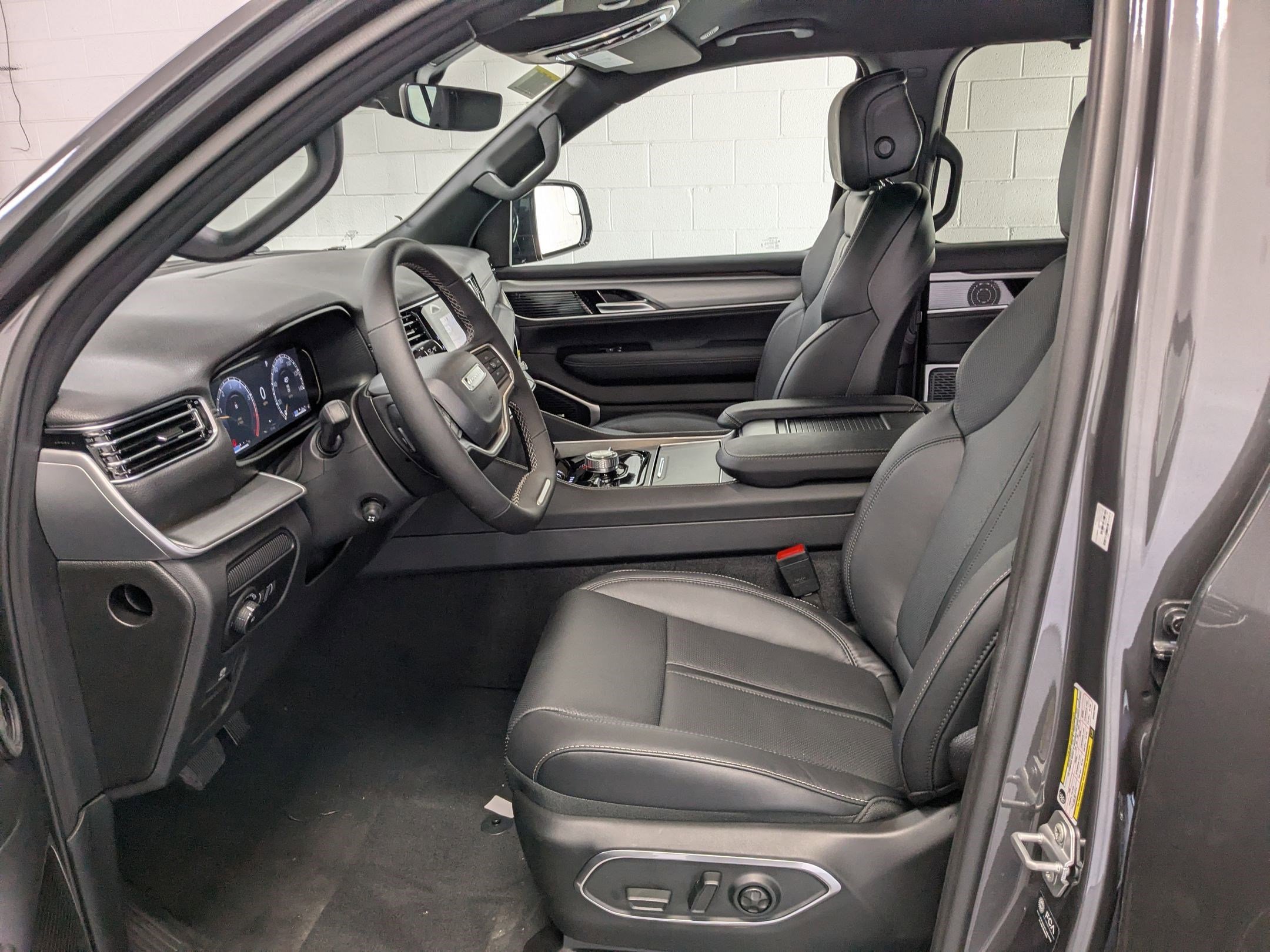 2025 Jeep Wagoneer L Series II - Photo 15