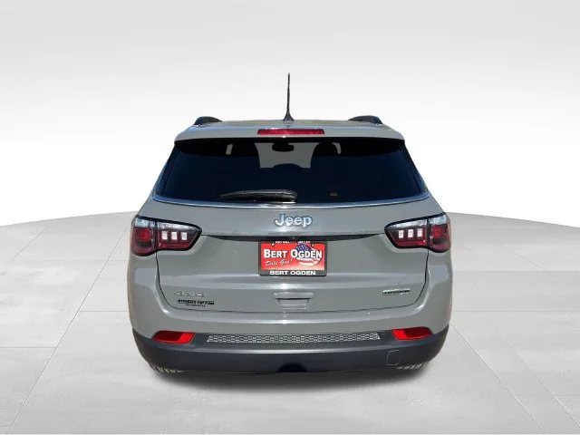 Used 2023 Gray Jeep Latitude Lux image 6