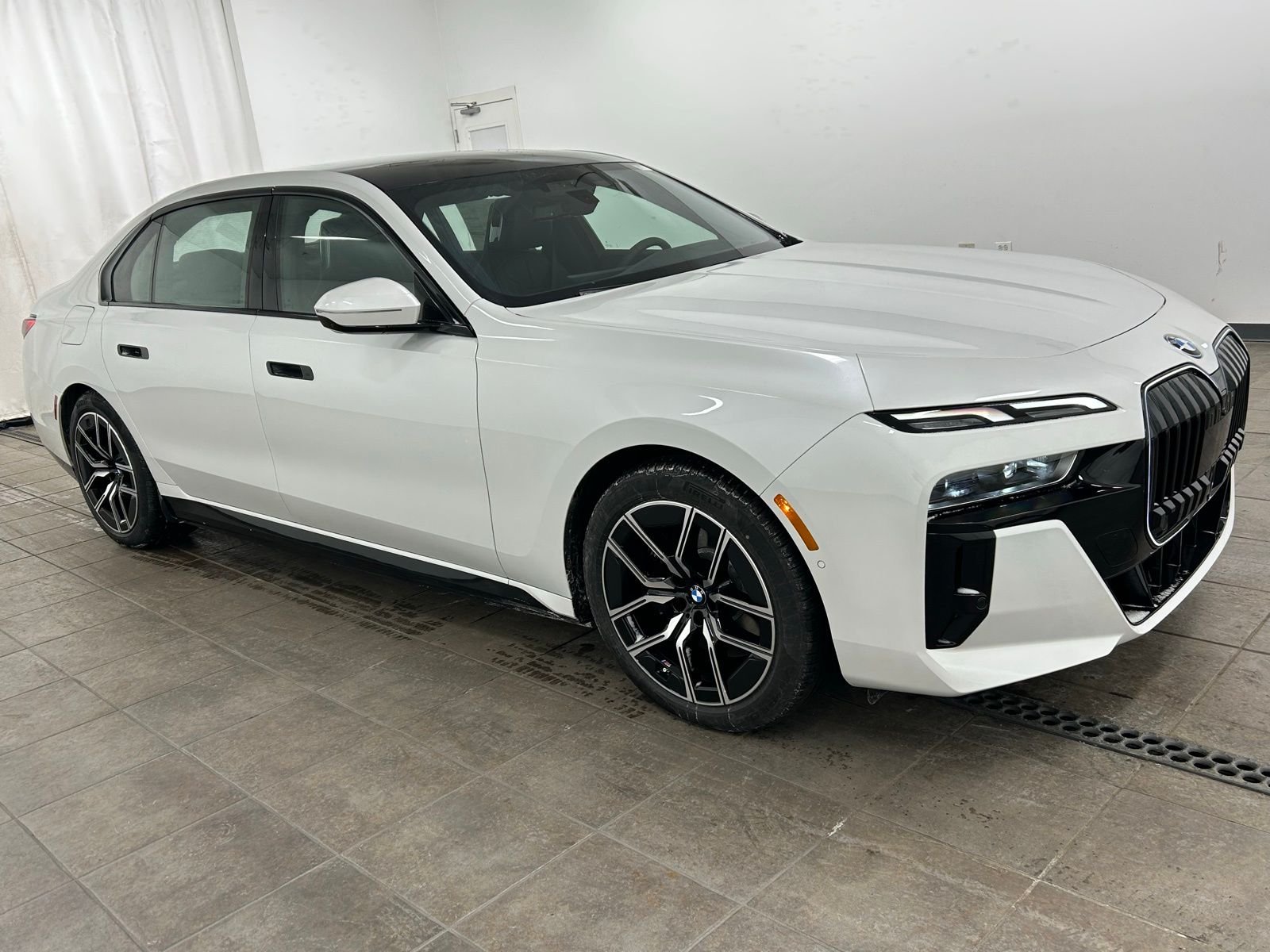 New 2026 Mineral White Metallic BMW 750e xDrive image 6