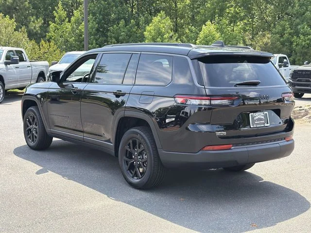 New 2026 Diamond Black Crystal Pearl-Coat Exterior Paint Jeep Laredo Altitude image 11