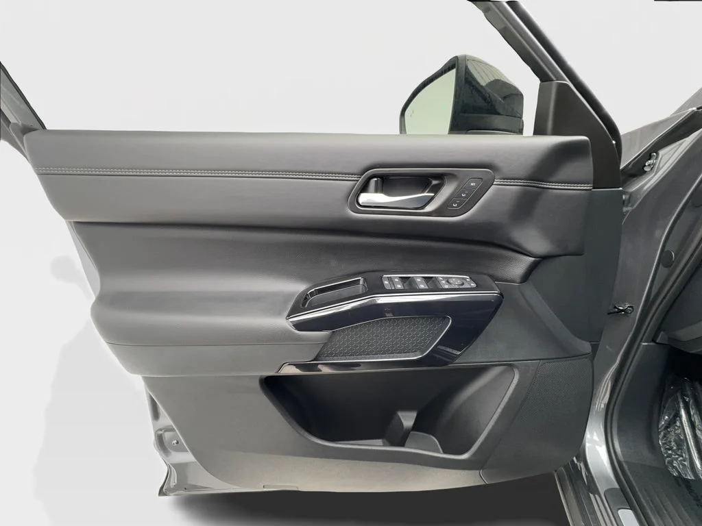 Used 2026 Gray Nissan Platinum image 25