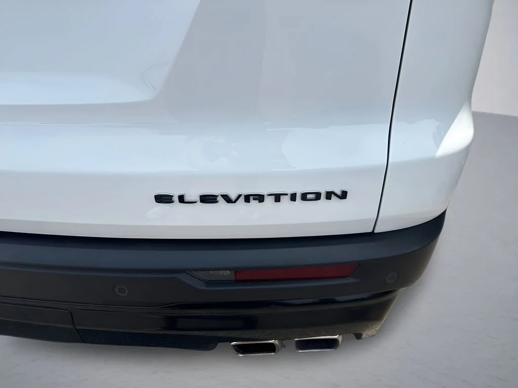 Used 2024 Summit White GMC Elevation image 35