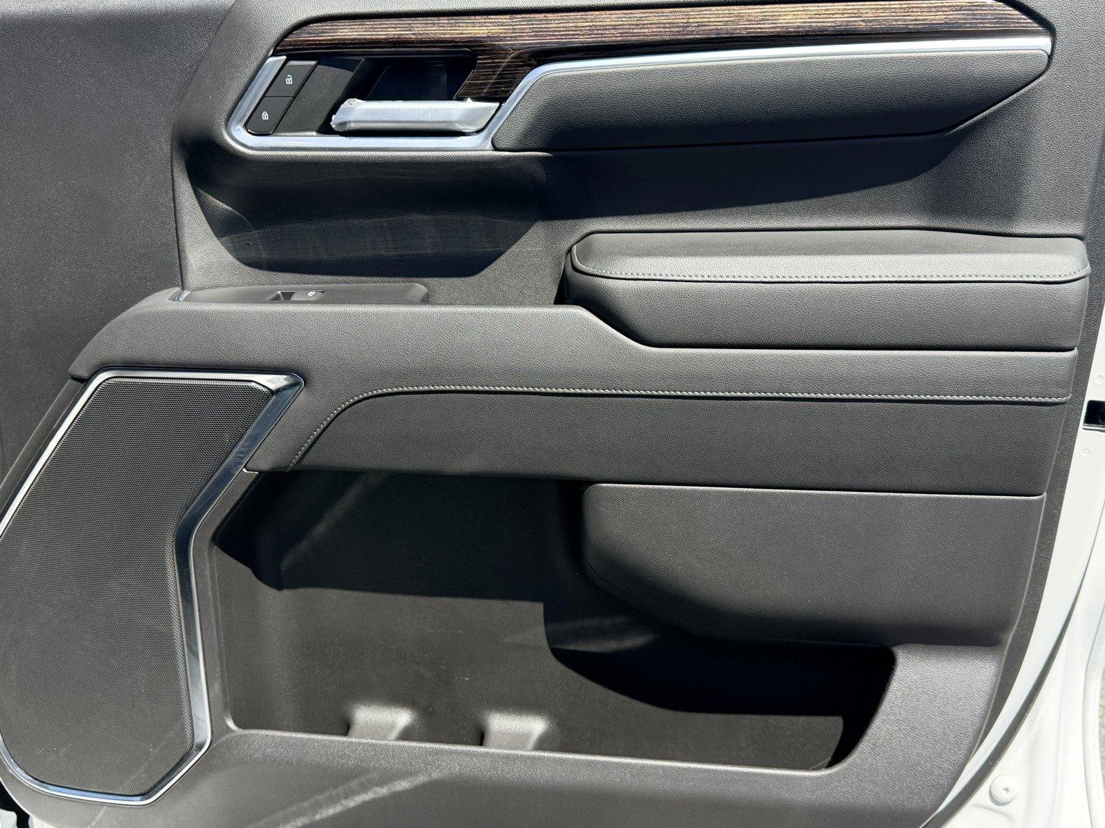 Used 2022 Summit White GMC SLE image 9
