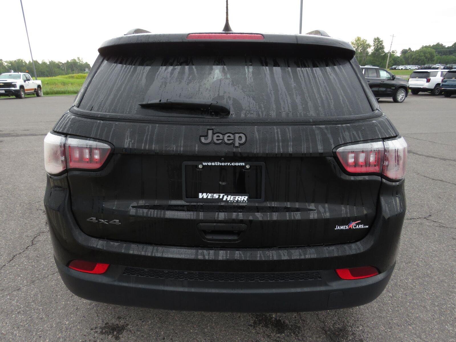 Used 2024 Diamond Black Crystal Pearlcoat Jeep Latitude image 8