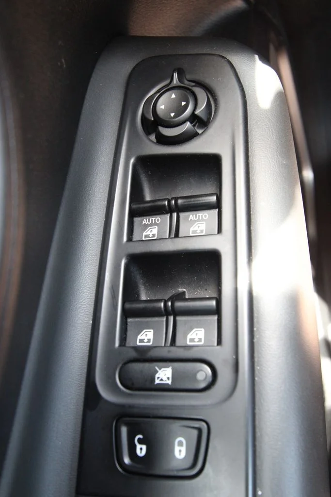 Used 2023 Gray Jeep Latitude image 22