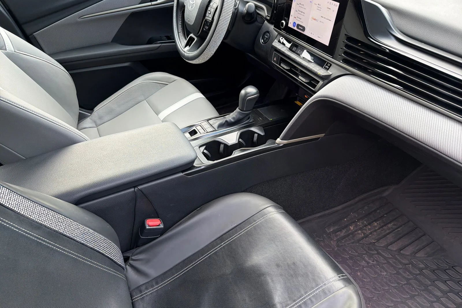 Used 2025  Toyota SE image 19