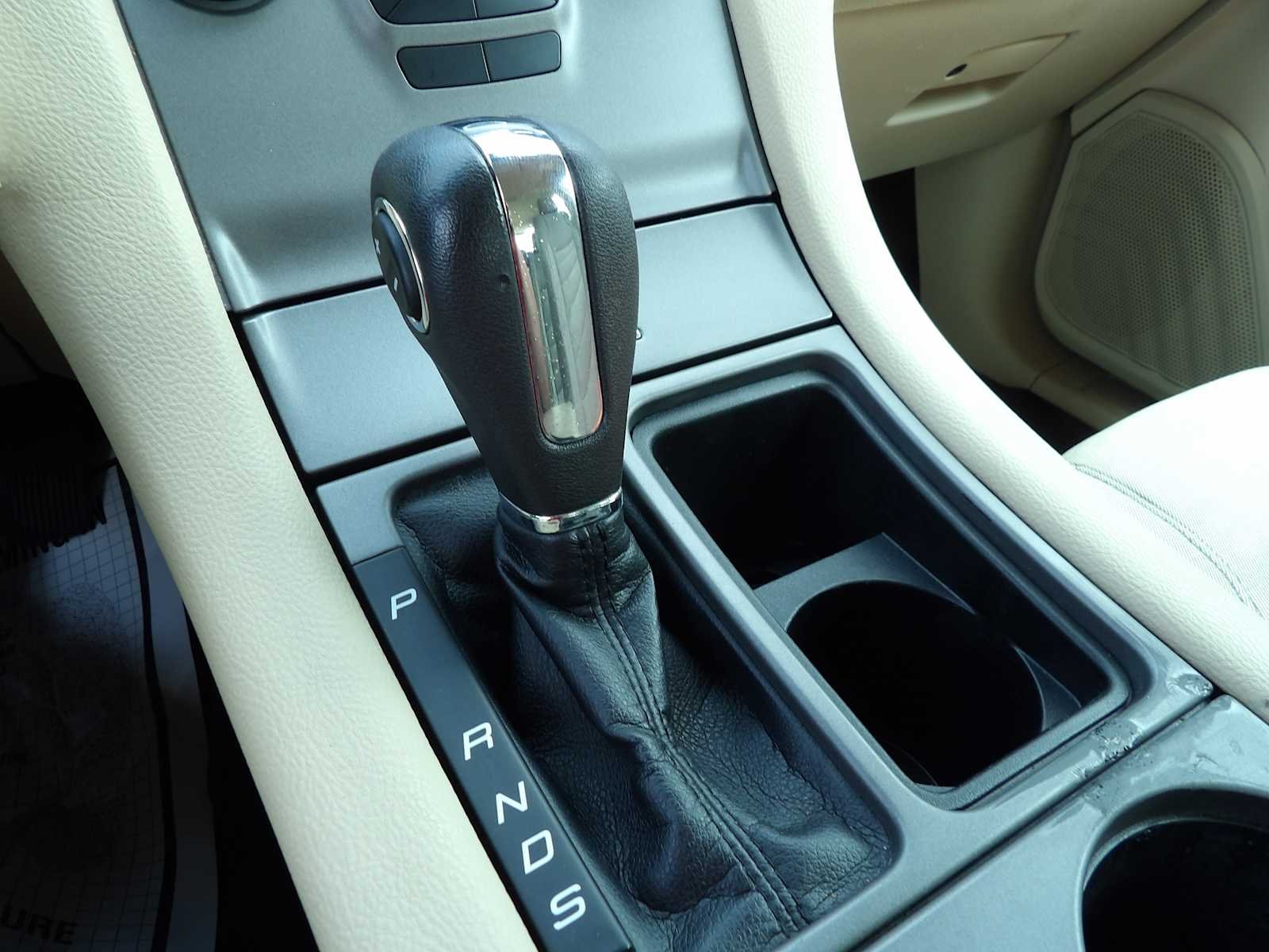 Used 2018 White Gold Metallic Ford SE image 21