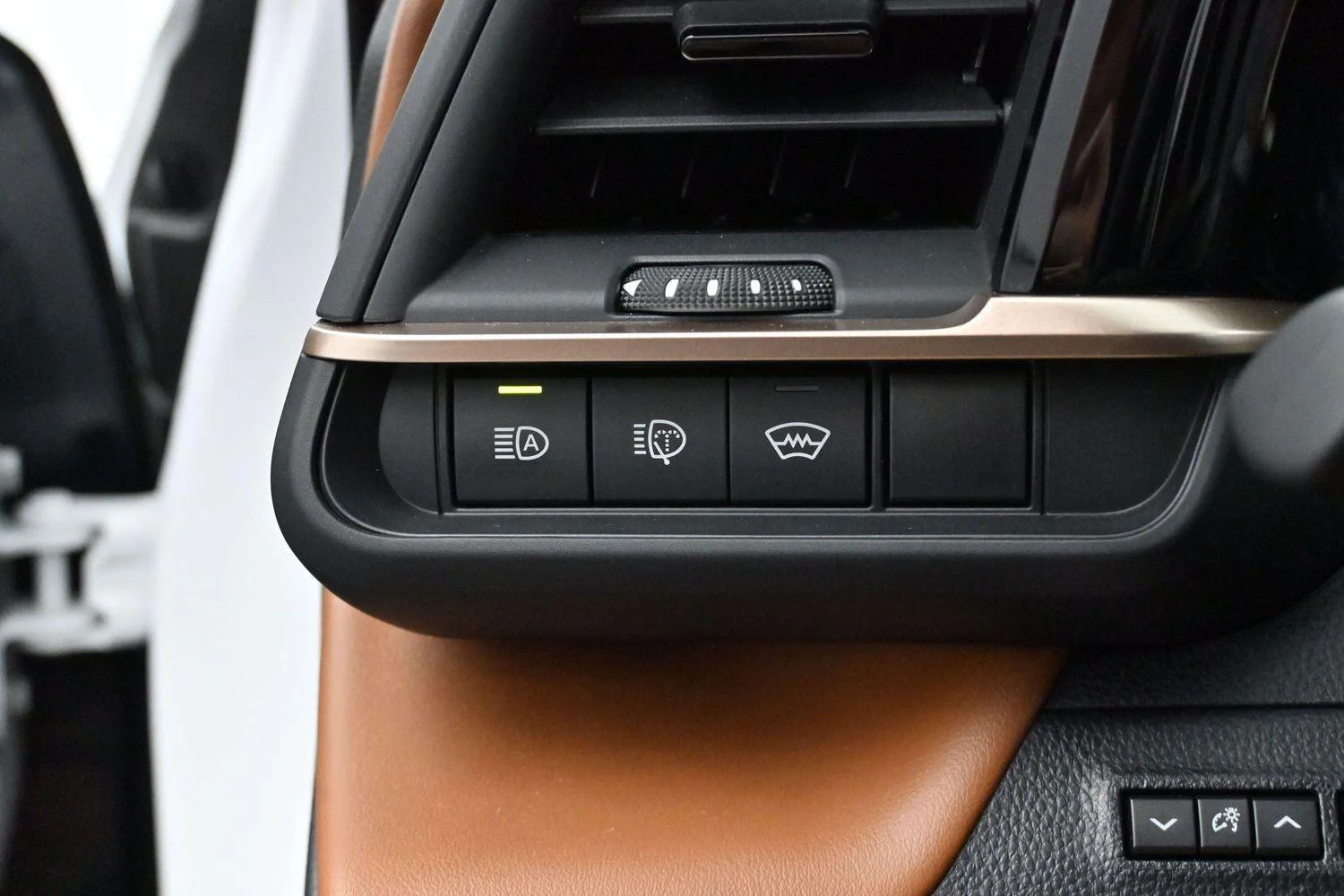 Used 2025  Toyota XLE image 28