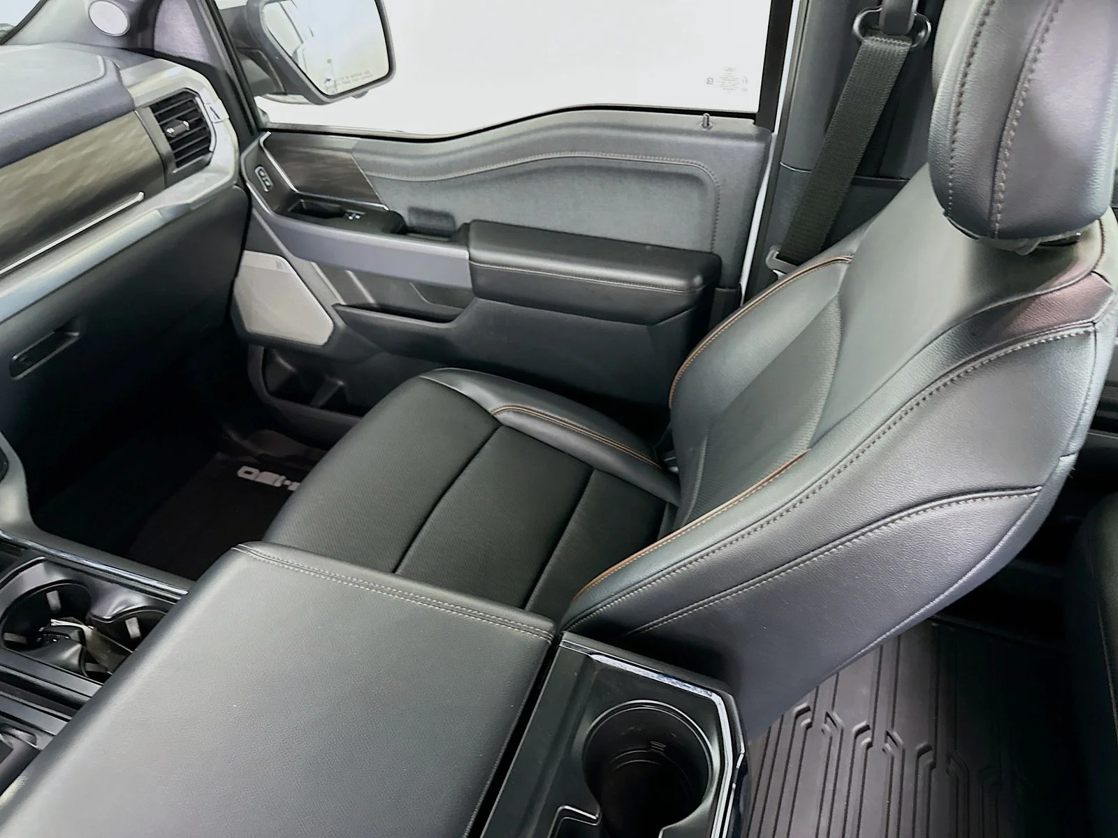 Used 2025 Oxford White Ford Lariat image 24