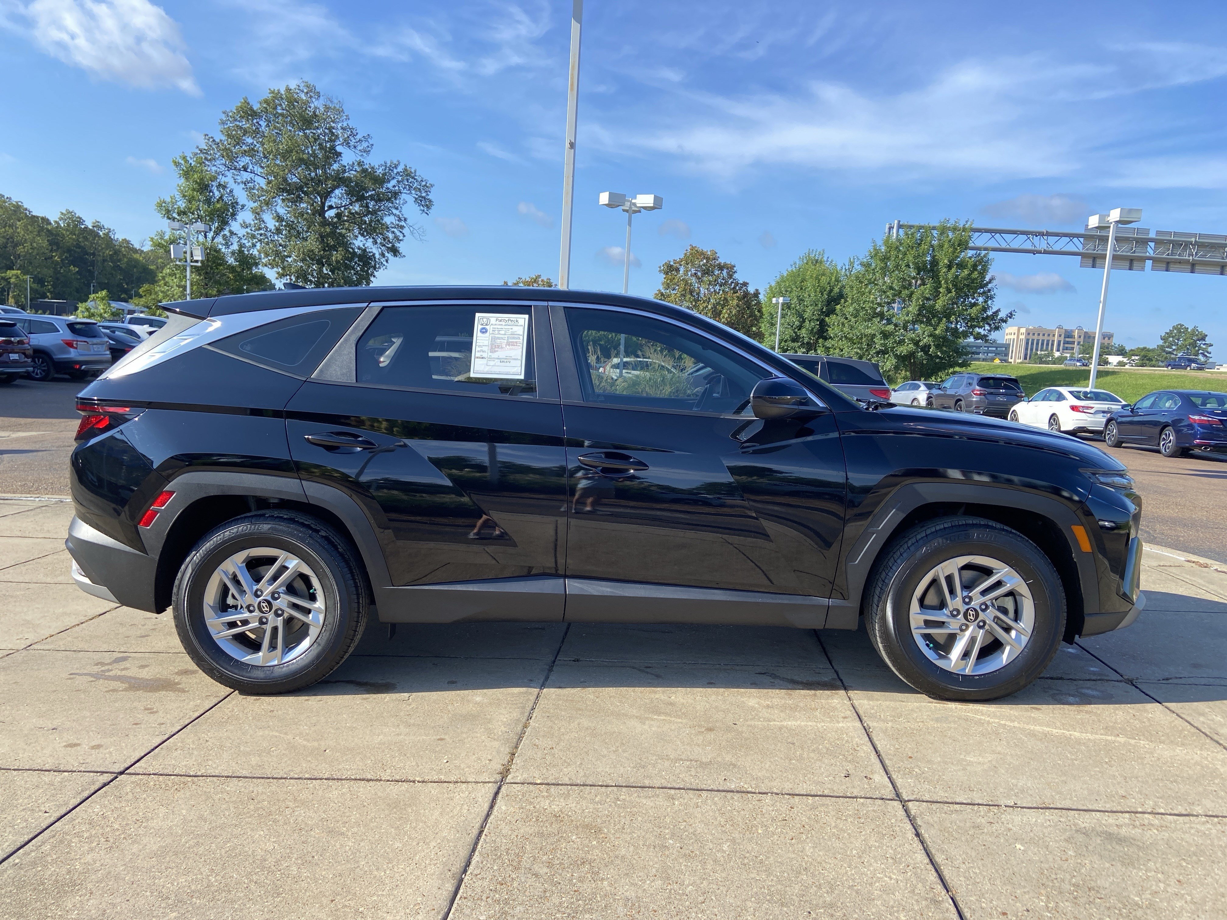 Used 2025 Phantom Black Hyundai SE image 13