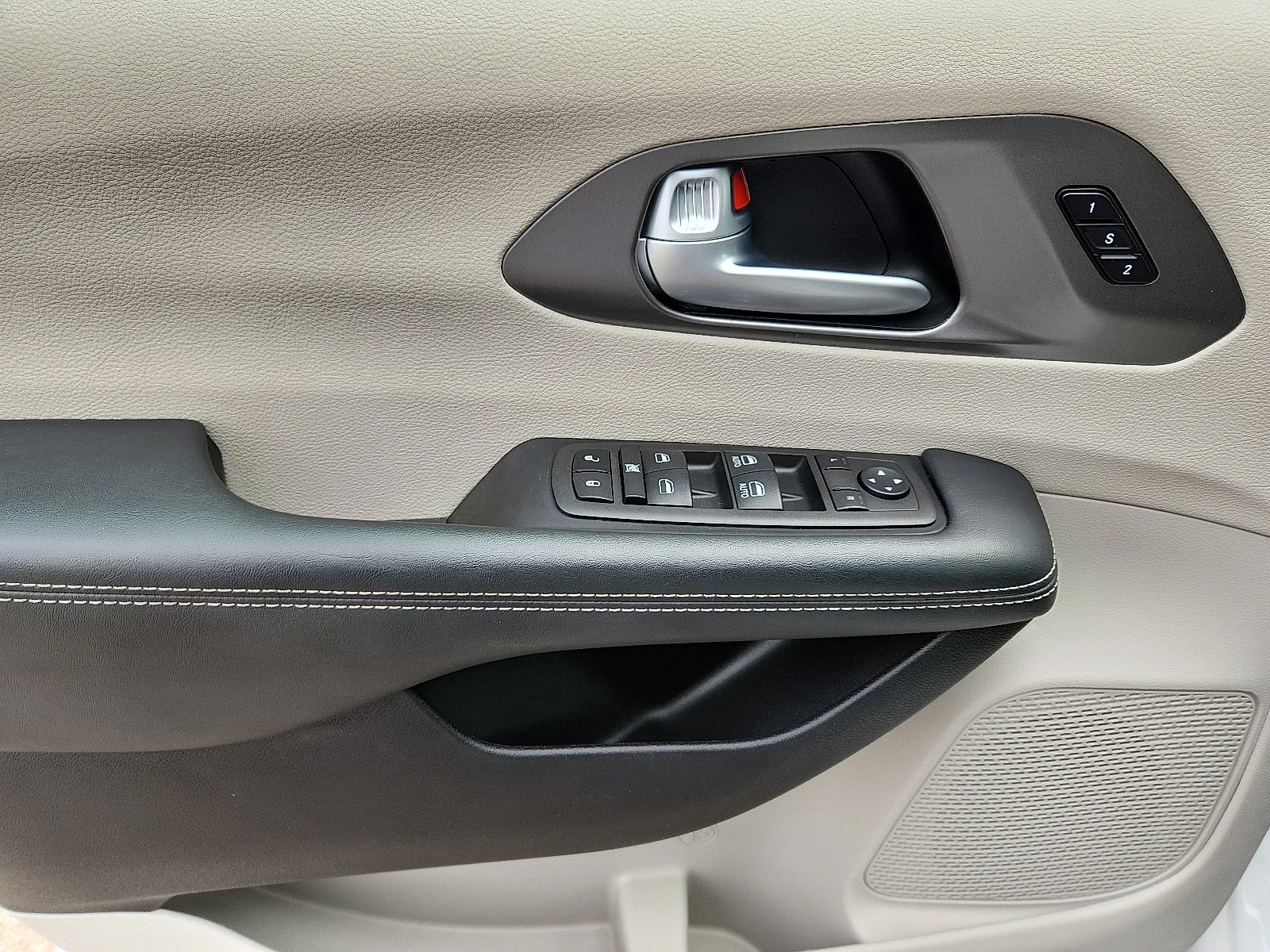 2024 Chrysler Pacifica Touring L - Photo 18