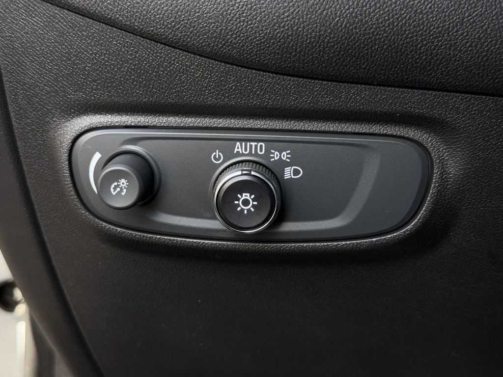Used 2022 White Chevrolet LT image 21