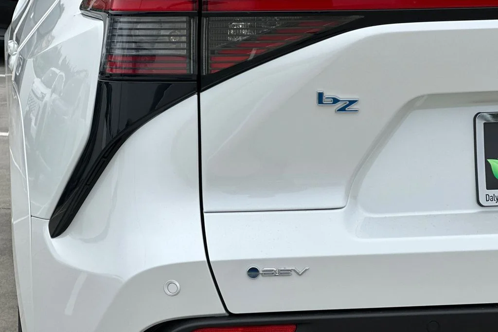New 2026 Wind Chill Pearl <sup>1</sup> Toyota  XLE image 25