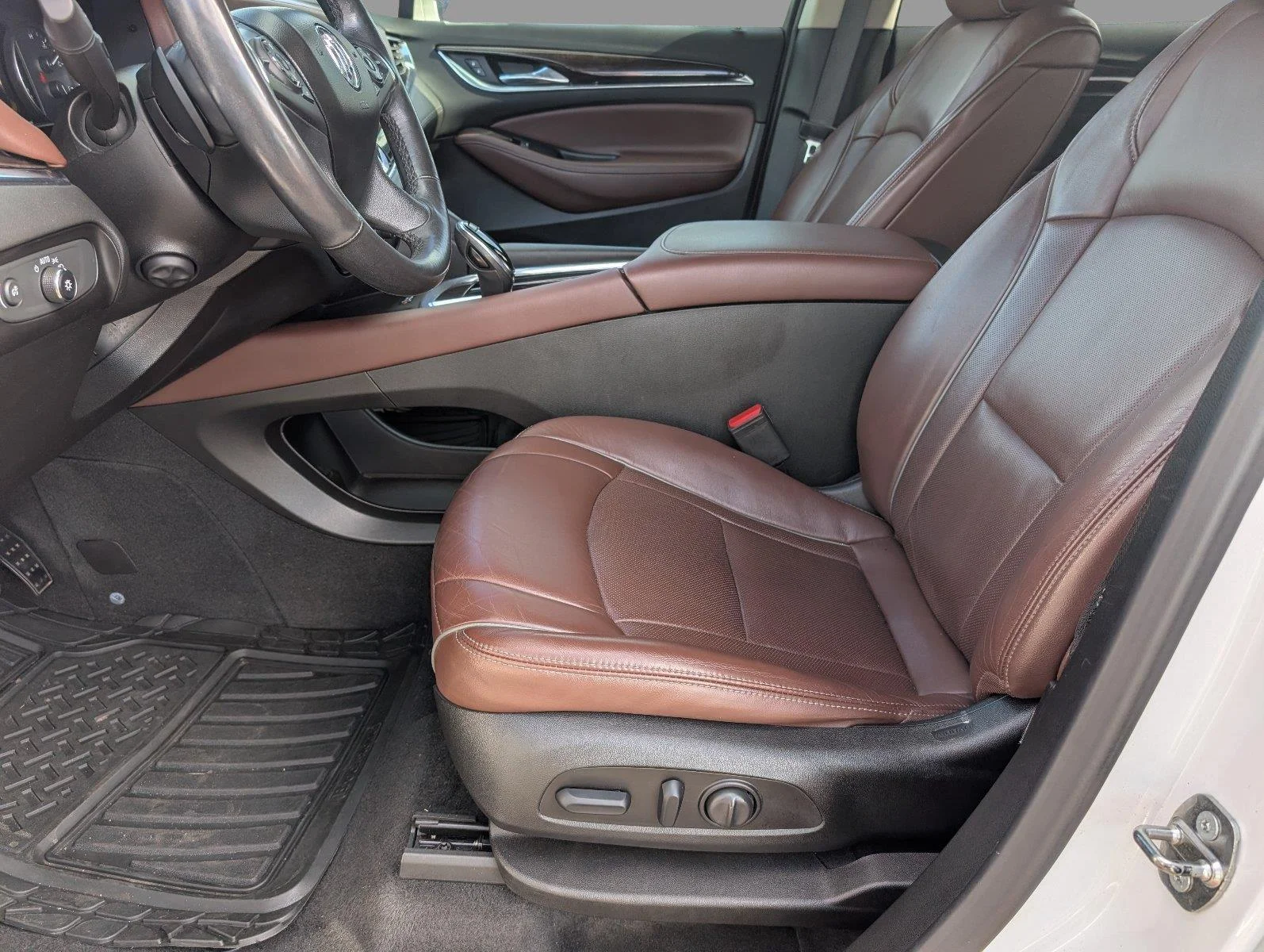 Used 2018 Includes Satin Nickel lower exterior accent color. Buick Avenir image 3