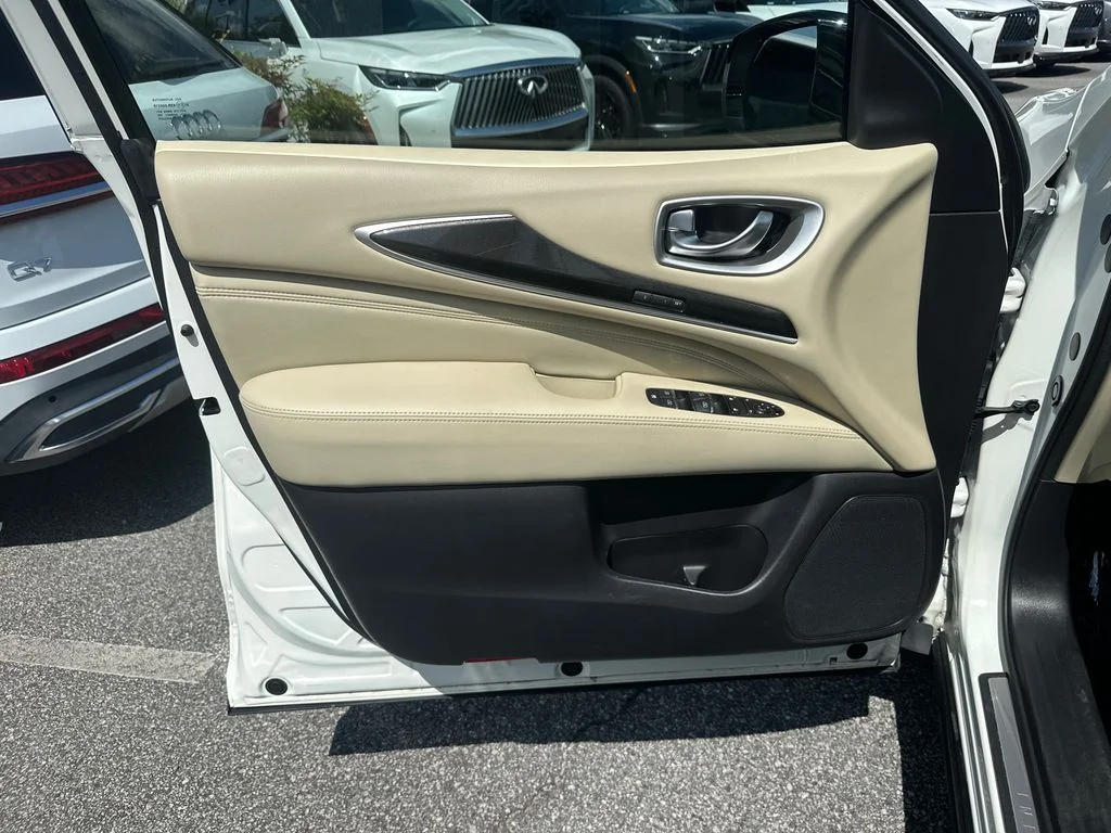 Used 2016 White INFINITI Base image 10