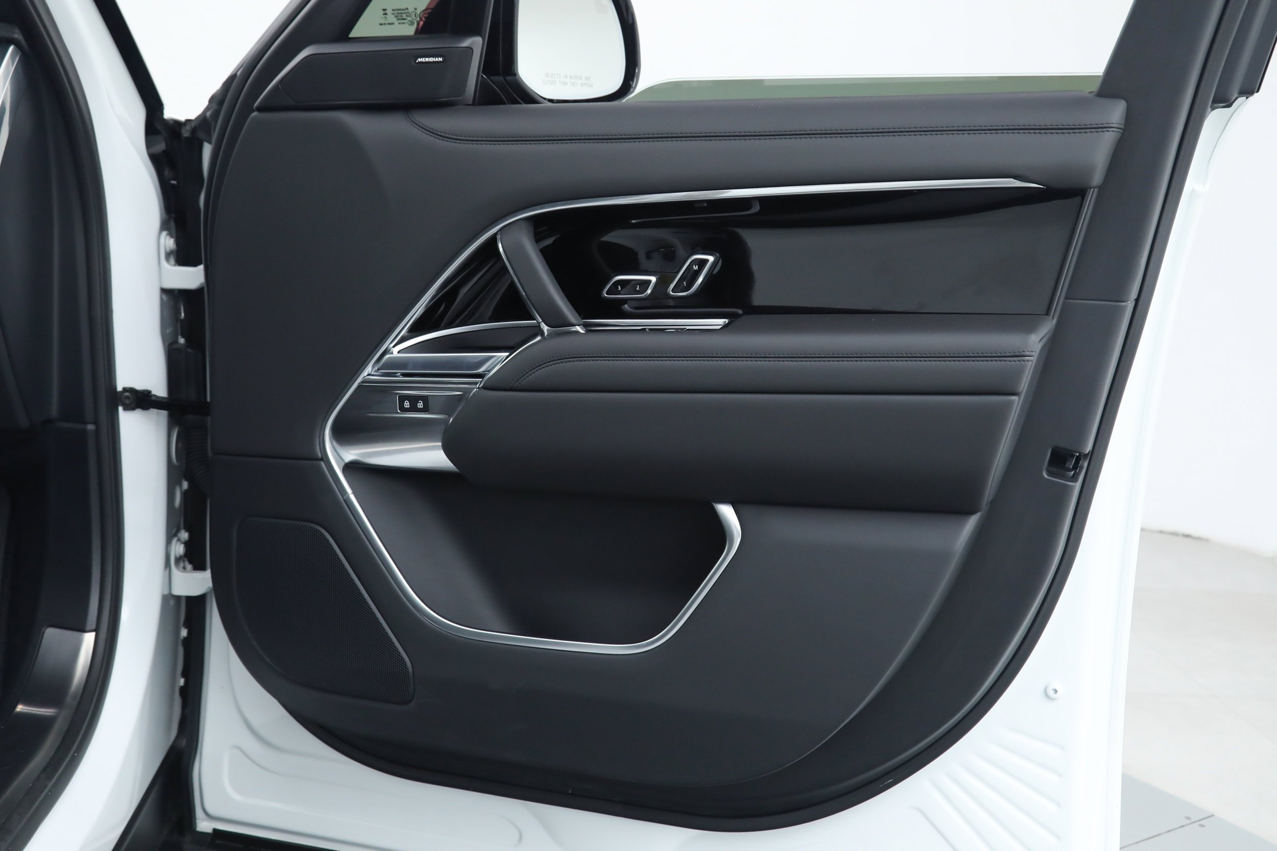 Used 2024 White Land Rover SE image 12