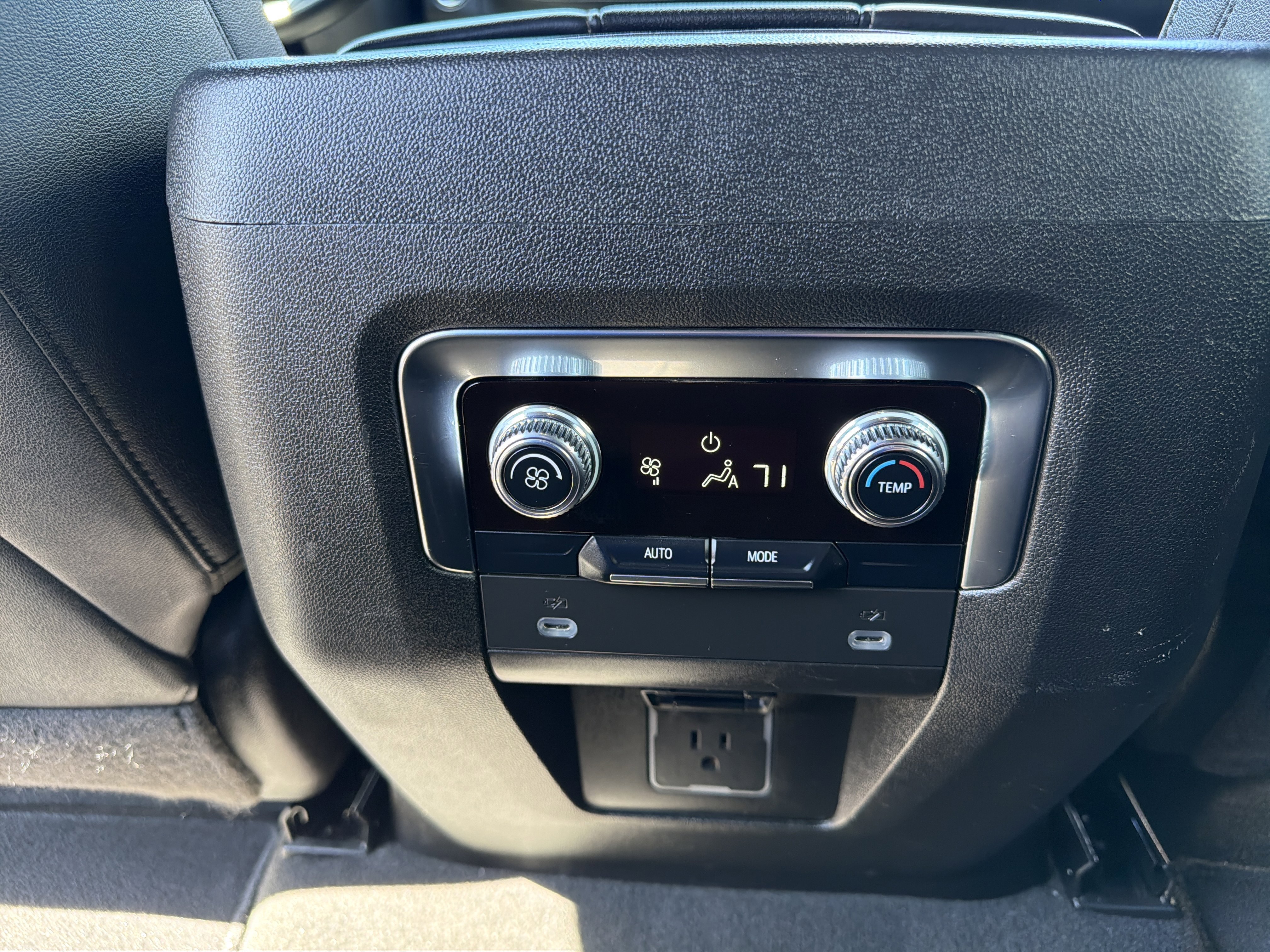 Used 2024 Midnight Blue Metallic GMC SLT image 13