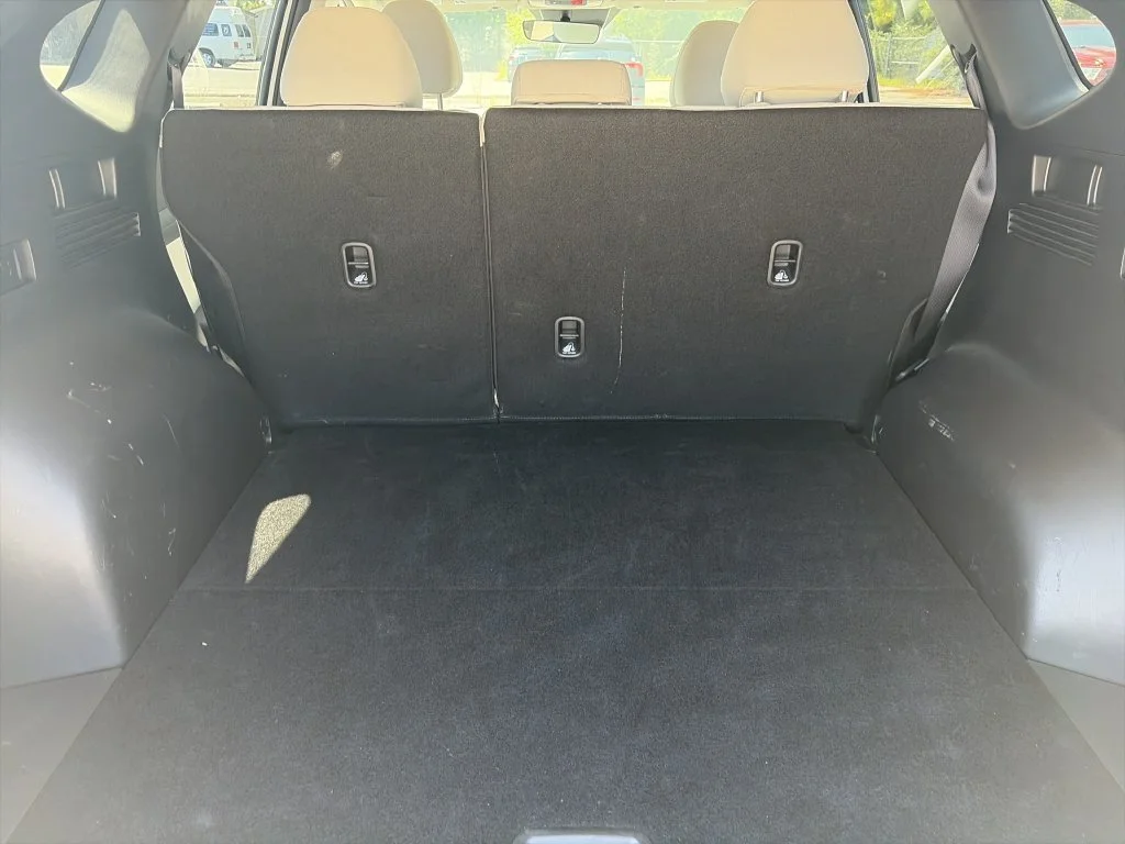 Used 2025 White Hyundai SEL image 29