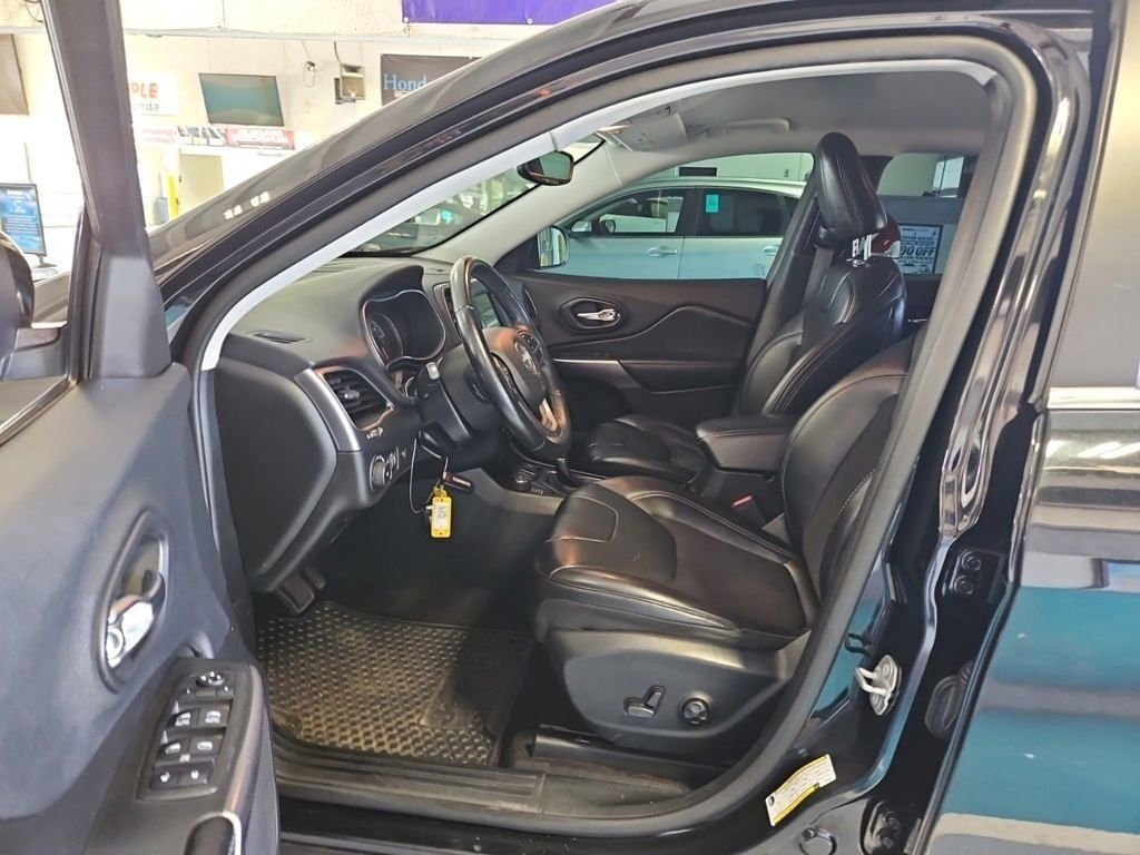 Used 2019 Black Jeep Latitude Plus image 11