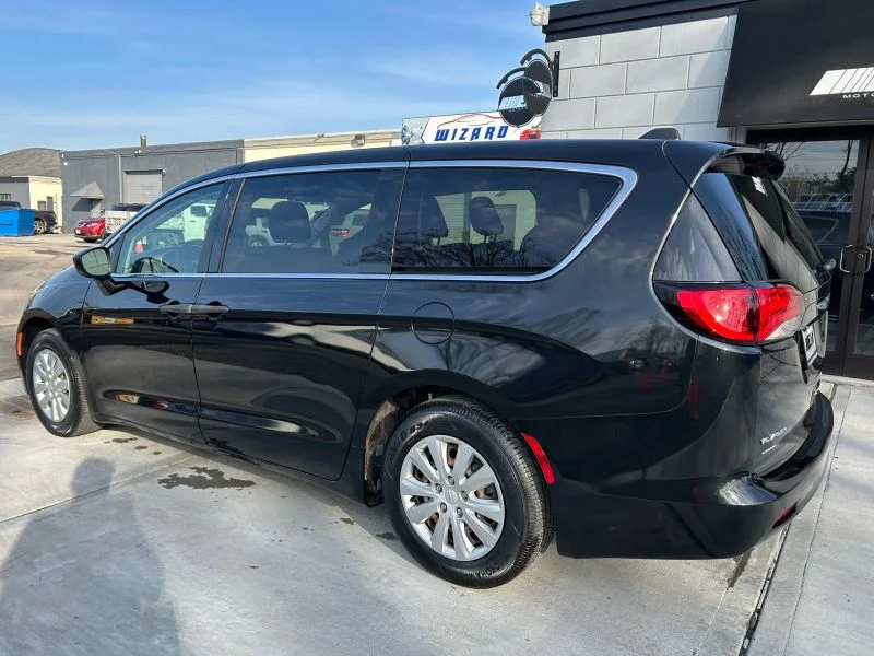 Used 2021 Black Chrysler L Minivan 4D image 46