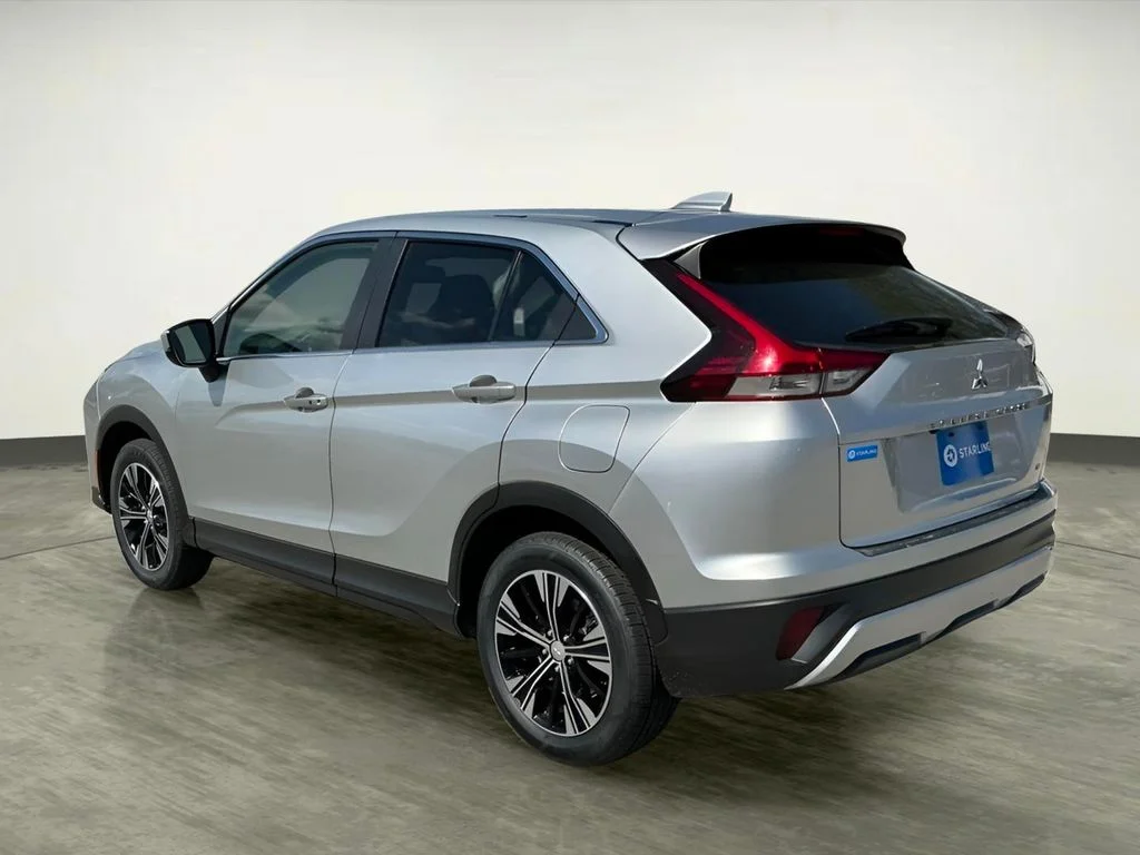 Used 2022  Mitsubishi SE image 5