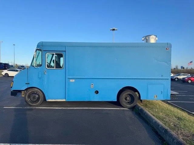 Used 1999 Blue Freightliner Walk-In Van image 2
