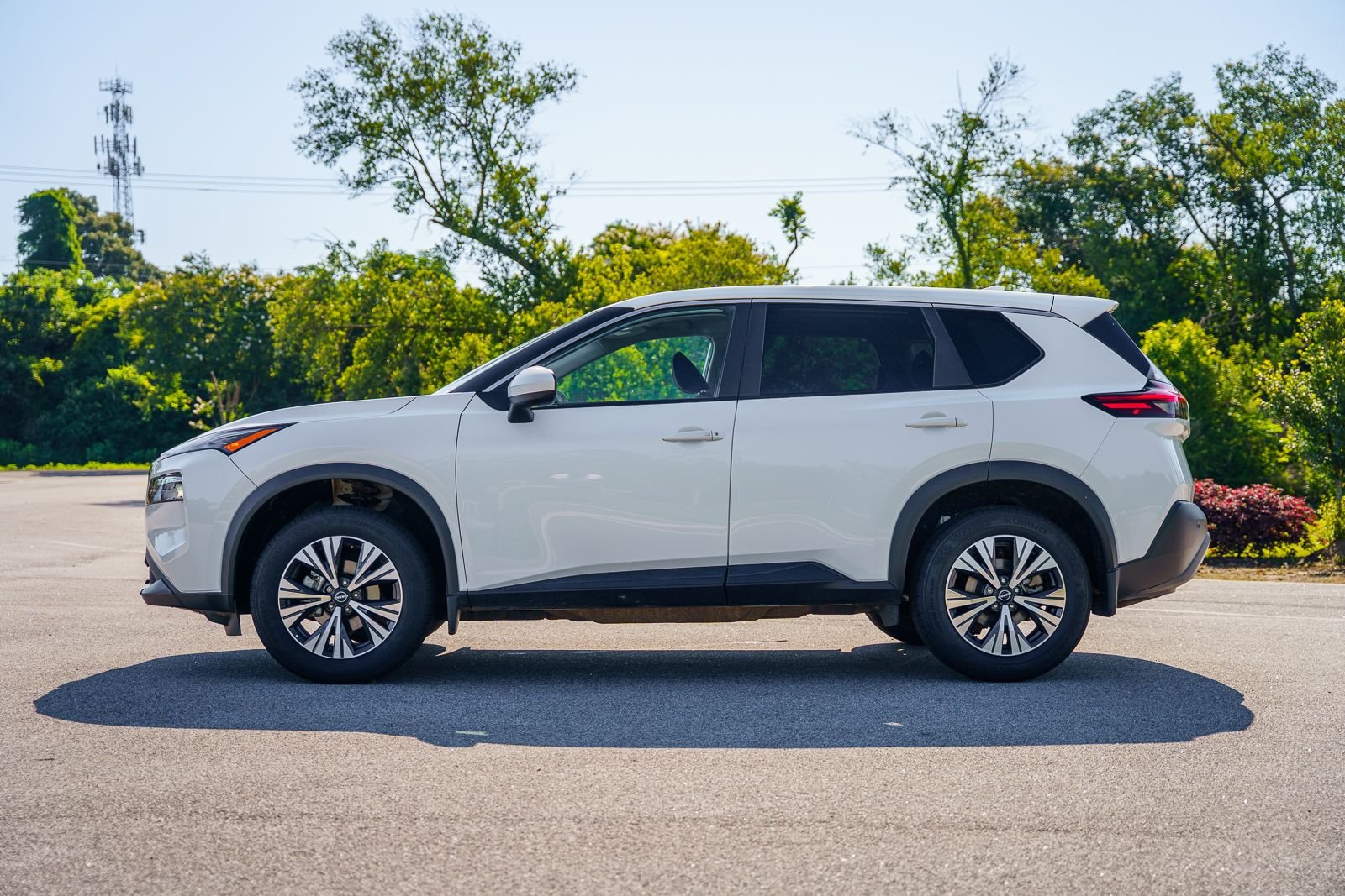 Used 2023 White Nissan SV image 3