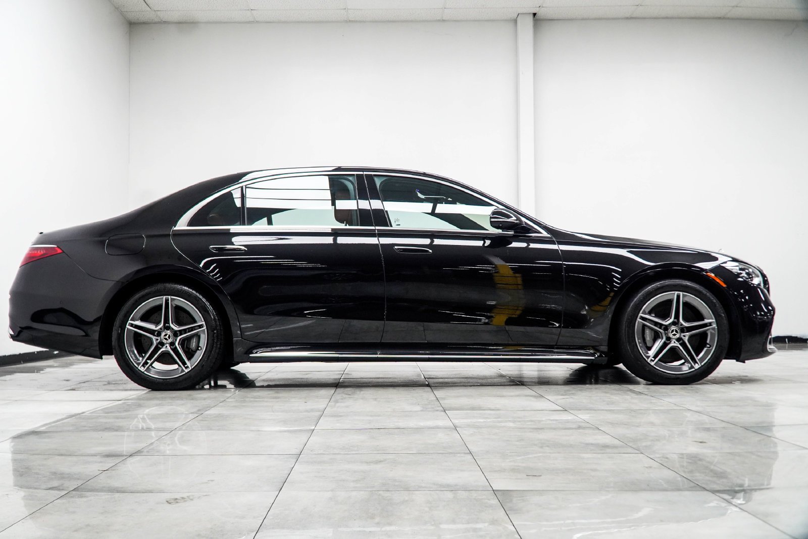 Used 2024 Black Mercedes-Benz S 580e image 8