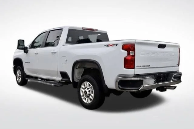Used 2025 Summit White Chevrolet LT image 10
