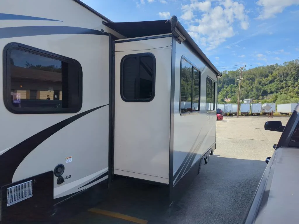 Used 2018  Cross Roads 254RB image 9