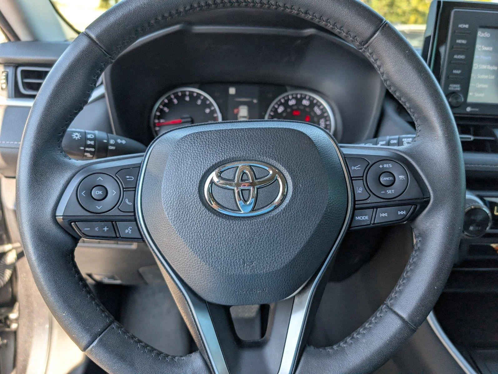 Used 2022 Magnetic Gray Metallic Toyota XLE Premium image 25