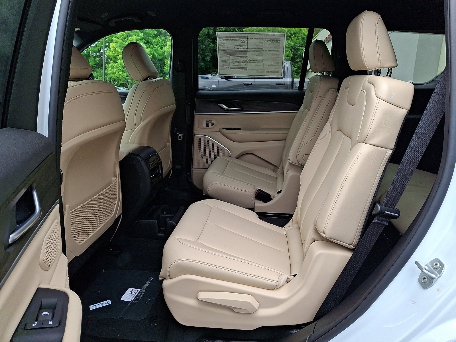 New 2026 Bright White Clear-Coat Exterior Paint Jeep Limited image 6