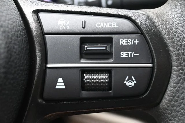 Used 2025 White Honda SE image 20