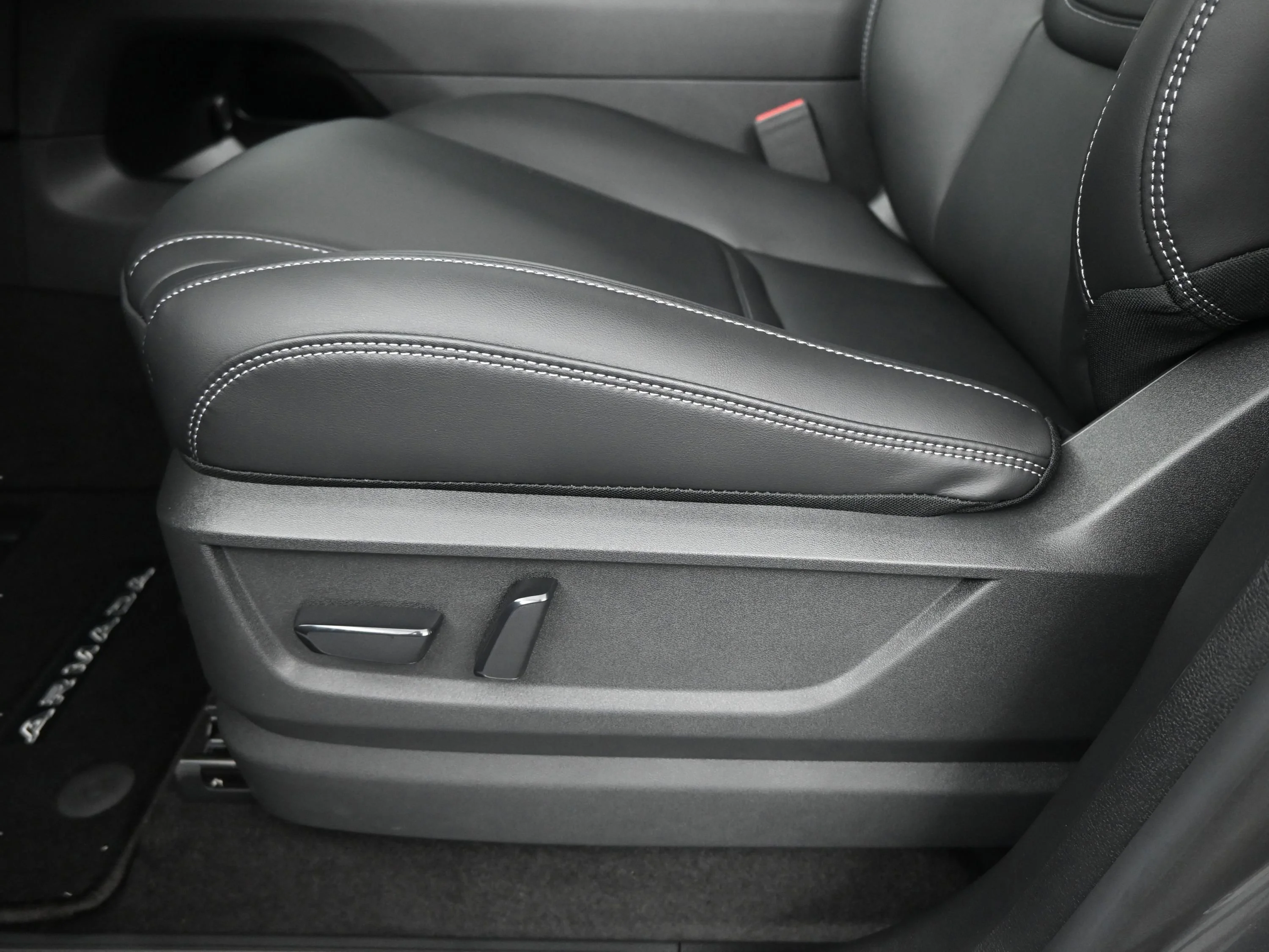 Certified Used 2025 Gun Metallic Nissan SV image 10
