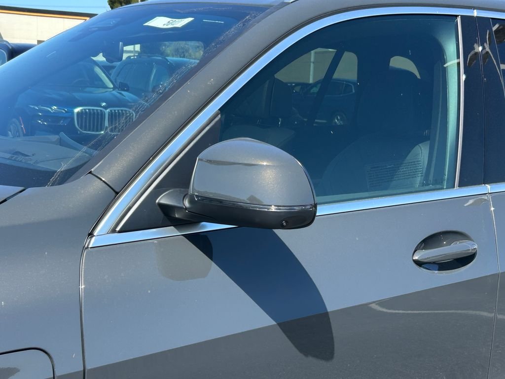 New 2026 Dravit Grey Metallic BMW xDrive50e image 10