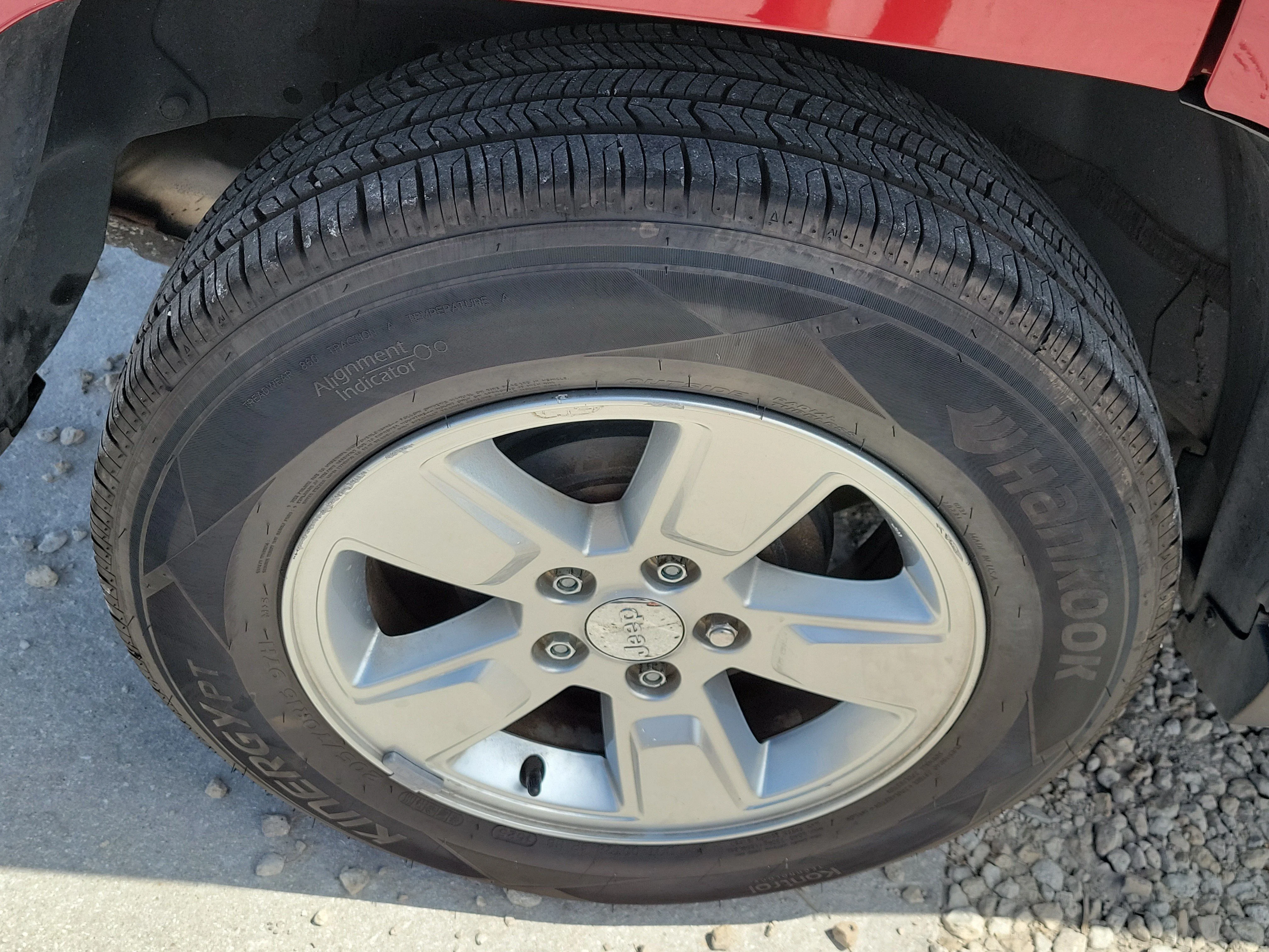 Used 2016 Deep Cherry Red Crystal Pearlcoat Jeep Latitude image 10