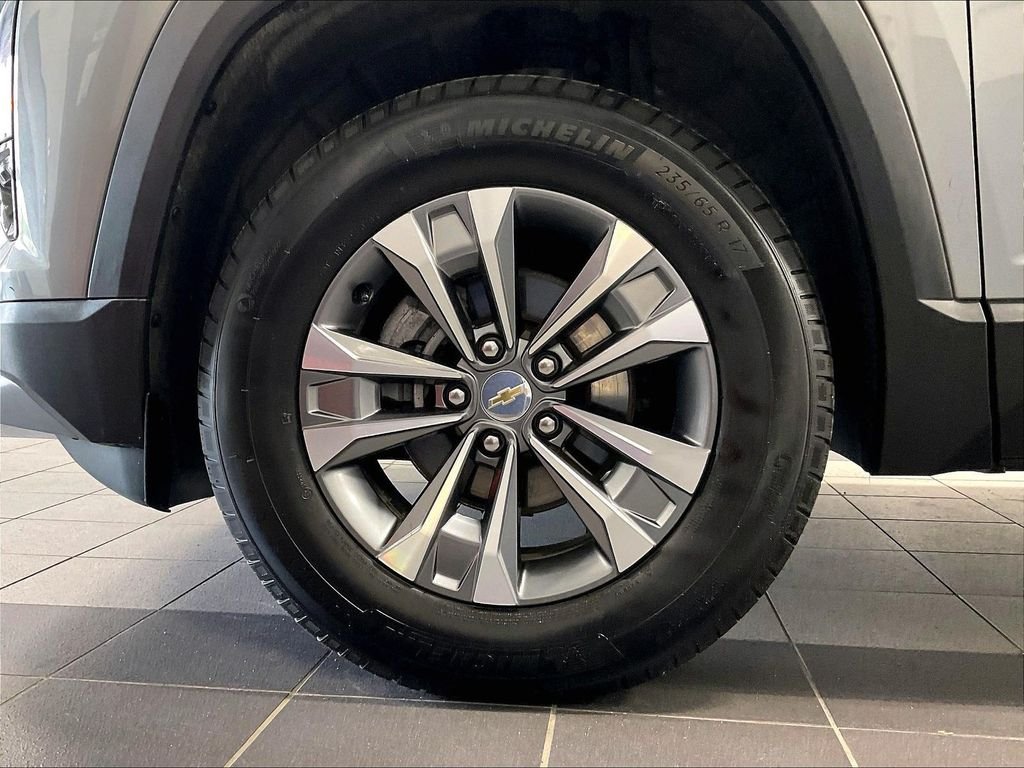 Used 2025 Sterling Gray Metallic Chevrolet LT image 7