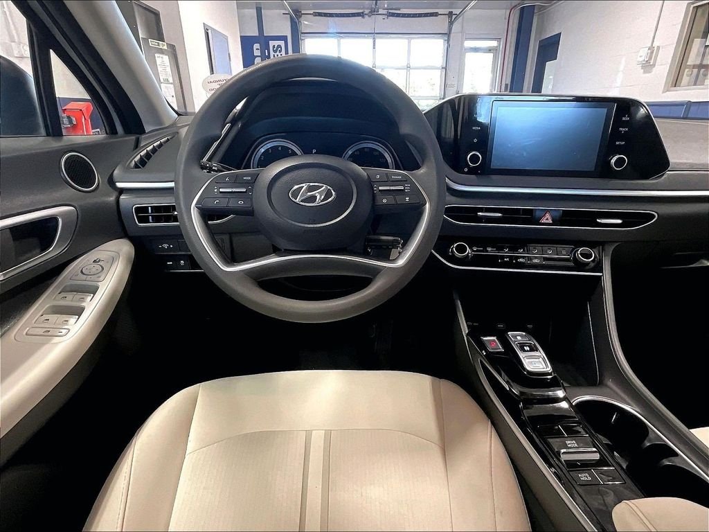Used 2023 Silver Hyundai SE image 17
