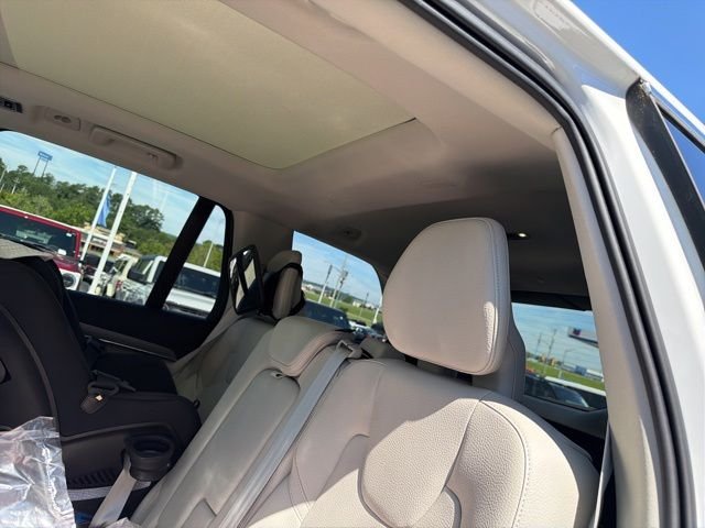 Used 2021 White Volvo T5 Momentum image 9