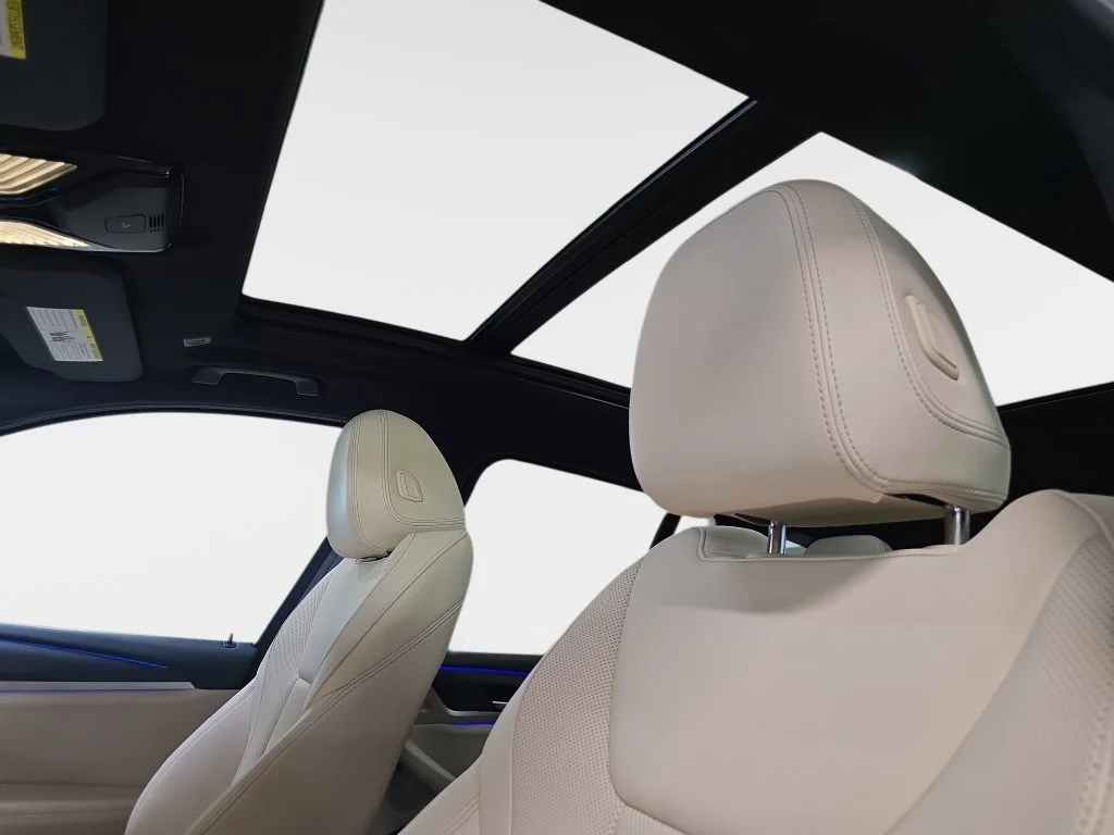 Used 2024 Alpine White BMW sDrive30i image 29