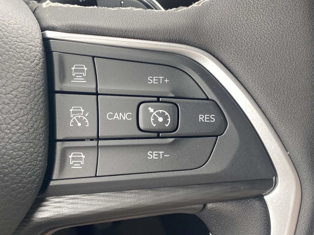 New 2026 Bright White Clear-Coat Exterior Paint Jeep Laredo X image 28