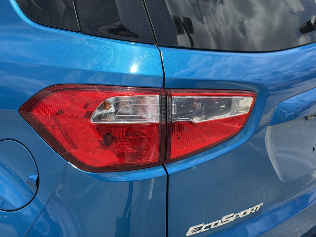 Used 2020 Blue Candy Ford SE image 7