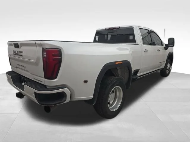 Used 2025  GMC Denali Ultimate image 4
