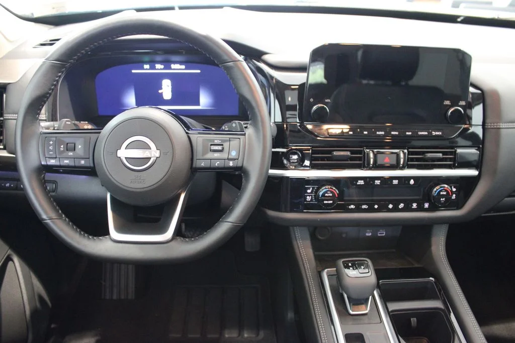 Used 2025  Nissan Platinum image 6